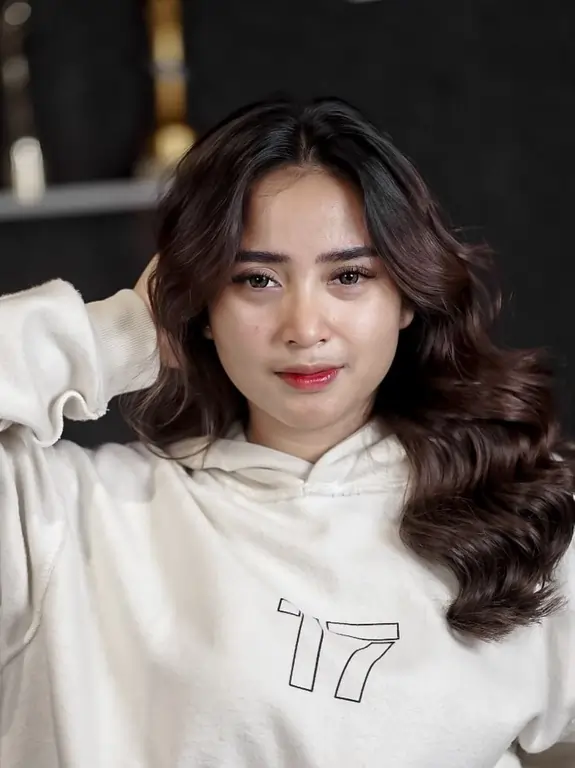 Fakta Dini Kurnia, Biduan Cantik yang Sederhana Liburan Pakai Sandal