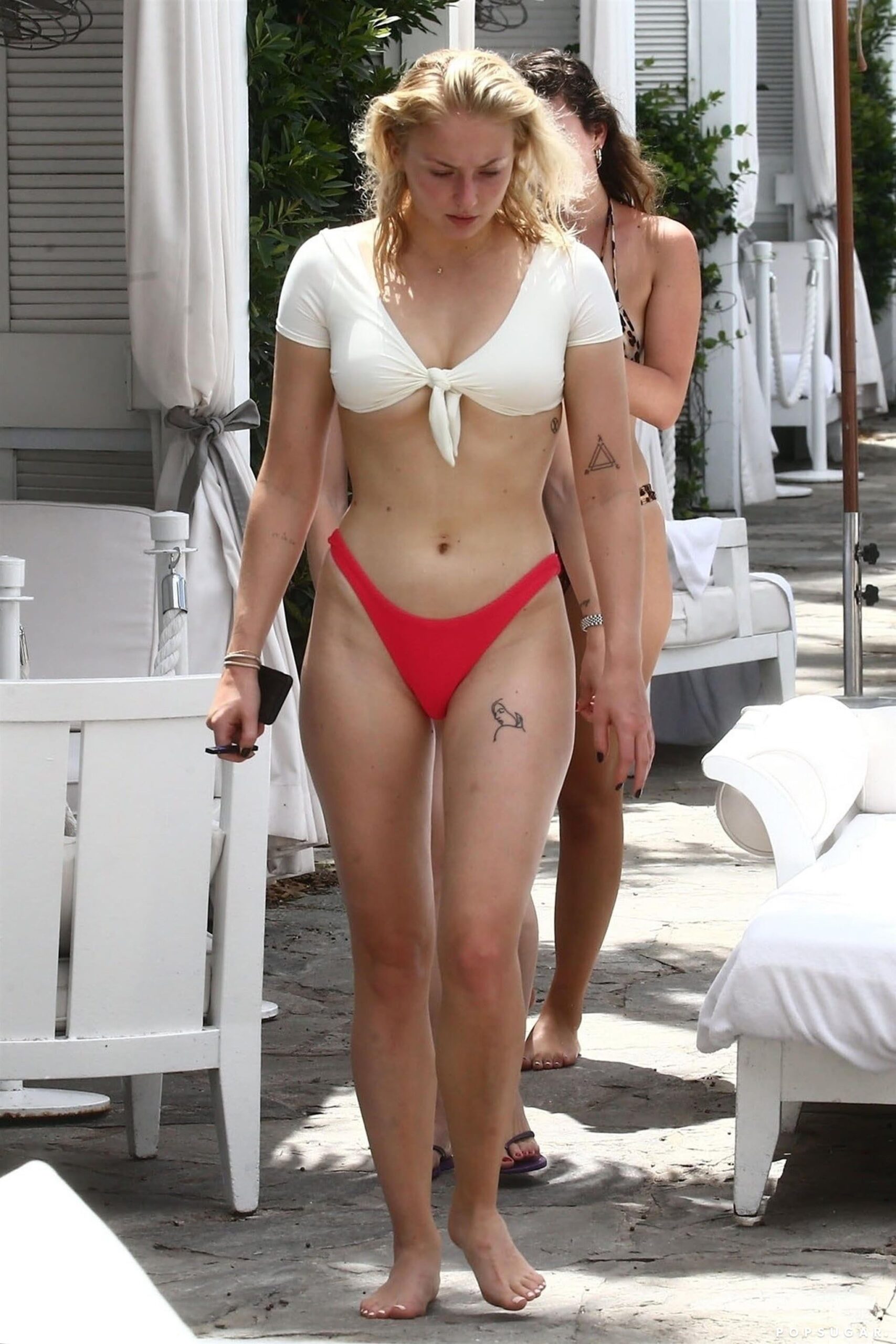 Sophie Turner tersenyum
