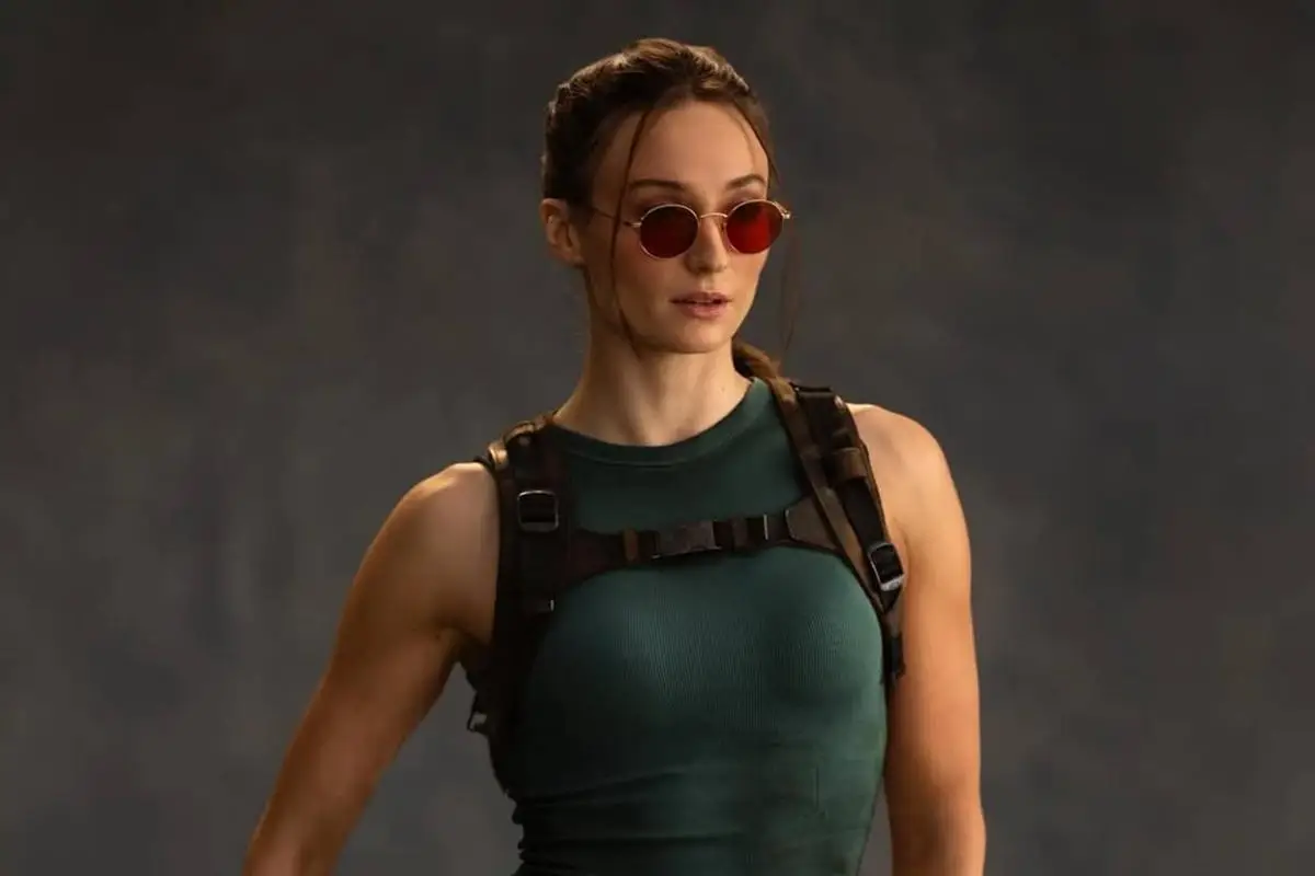 Sophie Turner sebagai Lara Croft di serial Tomb Raider