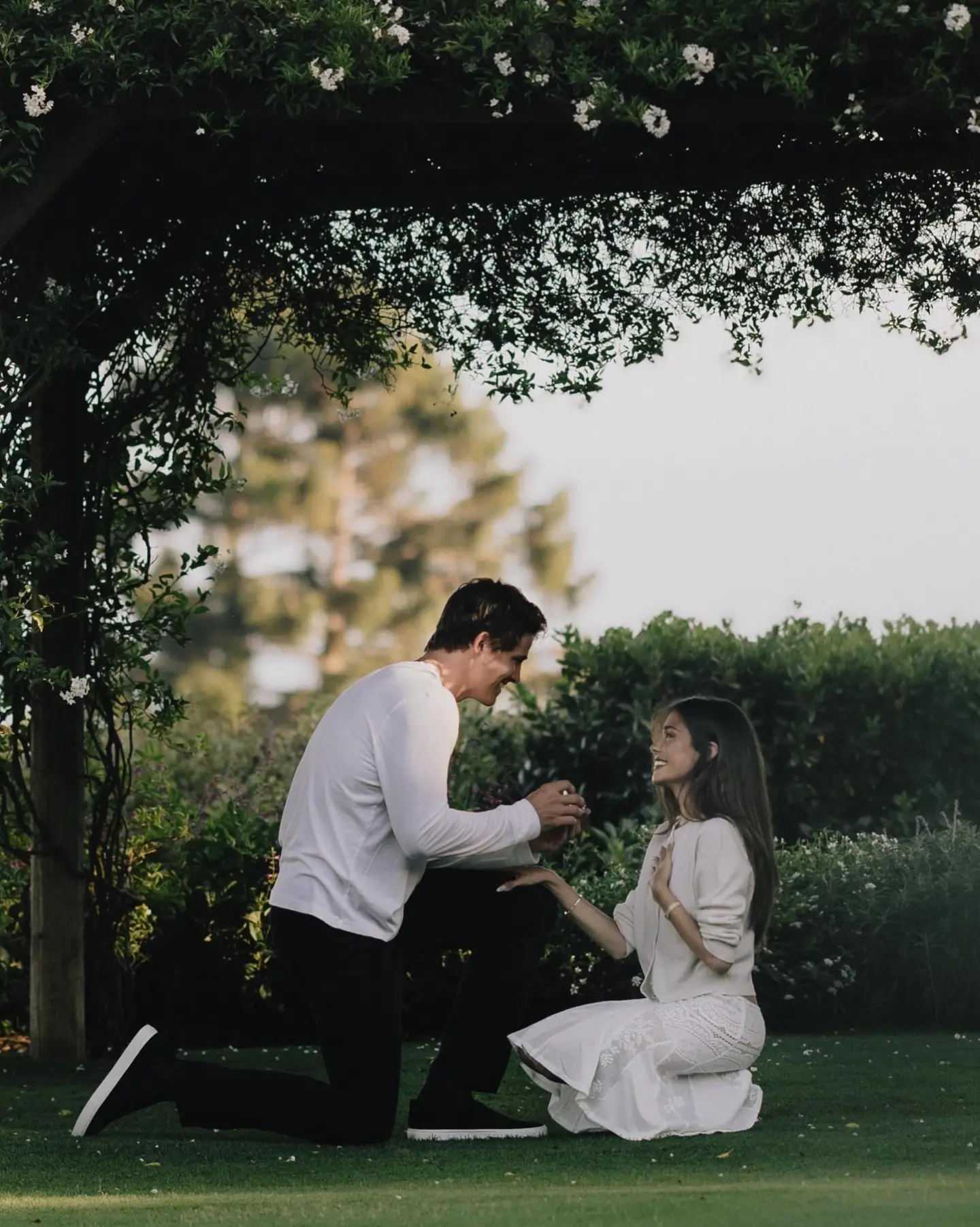 Madison Beer dan Justin Herbert Bertunangan! Momen Romantis yang Bikin Baper